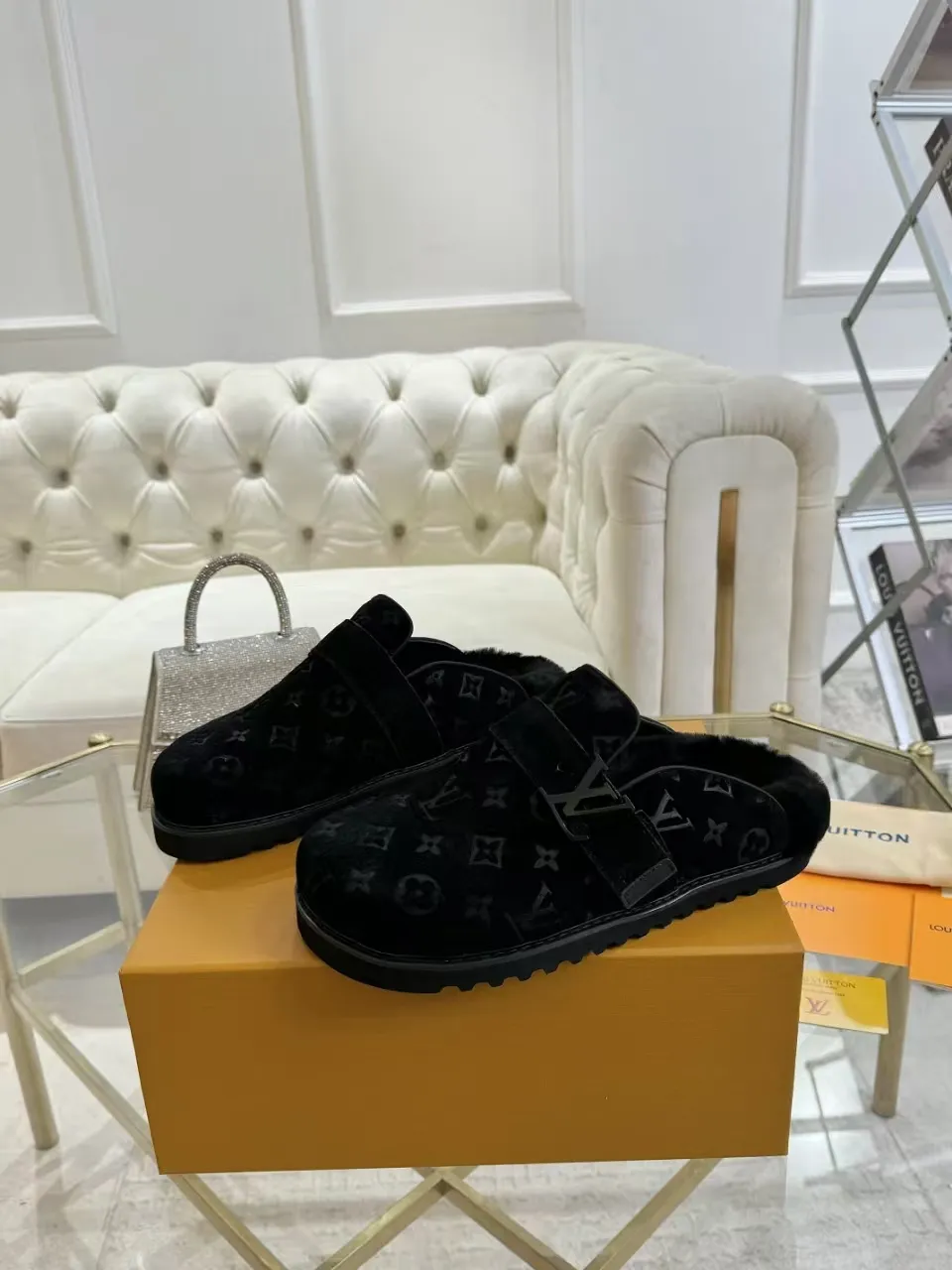 p600✨ LV Couple’s Wool Slippers｜Full of high-end feel, the soles of your feet are luxurious✨ We have achieved the ultimate restoration of the "higher version" of this pair of LV classic toe-toe slippers! 👫💫 🌟 The core advantages are clear at a glance: ✔️ Original jacquard + cowhide fabric, delicate texture, high-end at first glance; ✔️ 280% pure wool lining, wearing barefoot is like stepping on clouds ☁️, soft and skin-friendly and not sweaty; ✔️ Non-slip rubber bottom + three-dimensional toe design, super stable for walking, fashionable and practical!  👀 Must-have attention to detail: Belt buckle + classic LV presbyopic elements, revealing the aura of a big-name brand in a low-key manner ~ Whether it is a couple dating or a trip with besties, both of them are the focus when they go out👟💖 ✨ Easily match the wardrobe: jeans + sweaters, lazy and casual style ✔️ Coat + skirt, refined and elegant ✔️ One pair of shoes can handle a variety of styles, and the sense of luxury is never artificial ~ #LV slippers #couple outfit #High-End Customization #Quality Shoes Recommendation Fabric: Yangjing/classic jacquard fabric Lining: Imported wool lining Sole: Original rubber sole Size: Female 35-41 Male 38-46